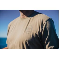 Nomad Design T-Shirt Trophy Badge - Stone - L